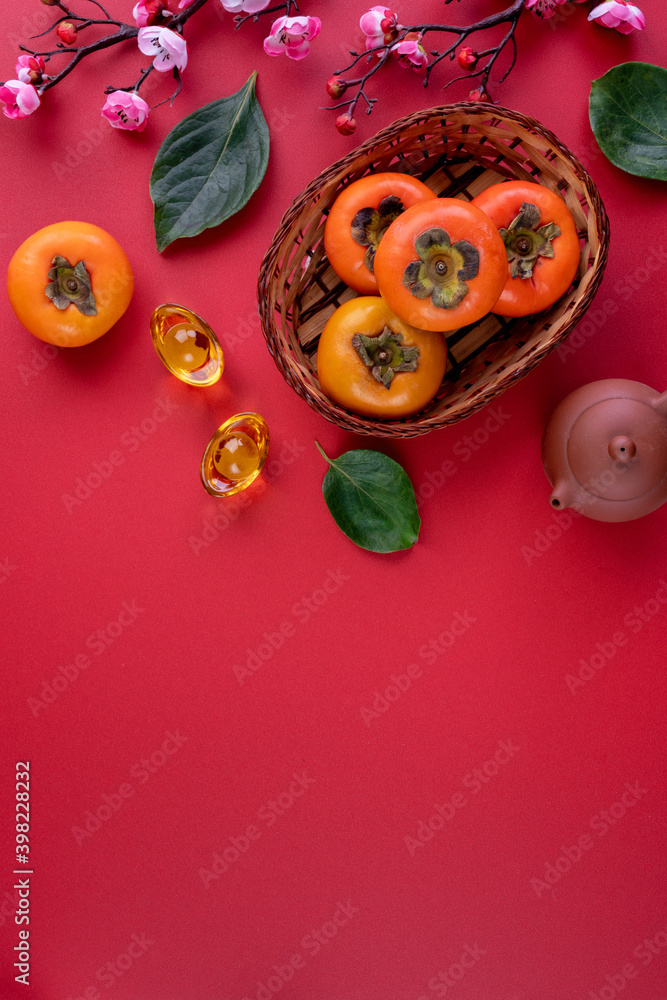 中国农历新年红桌背景鲜甜柿子俯视图