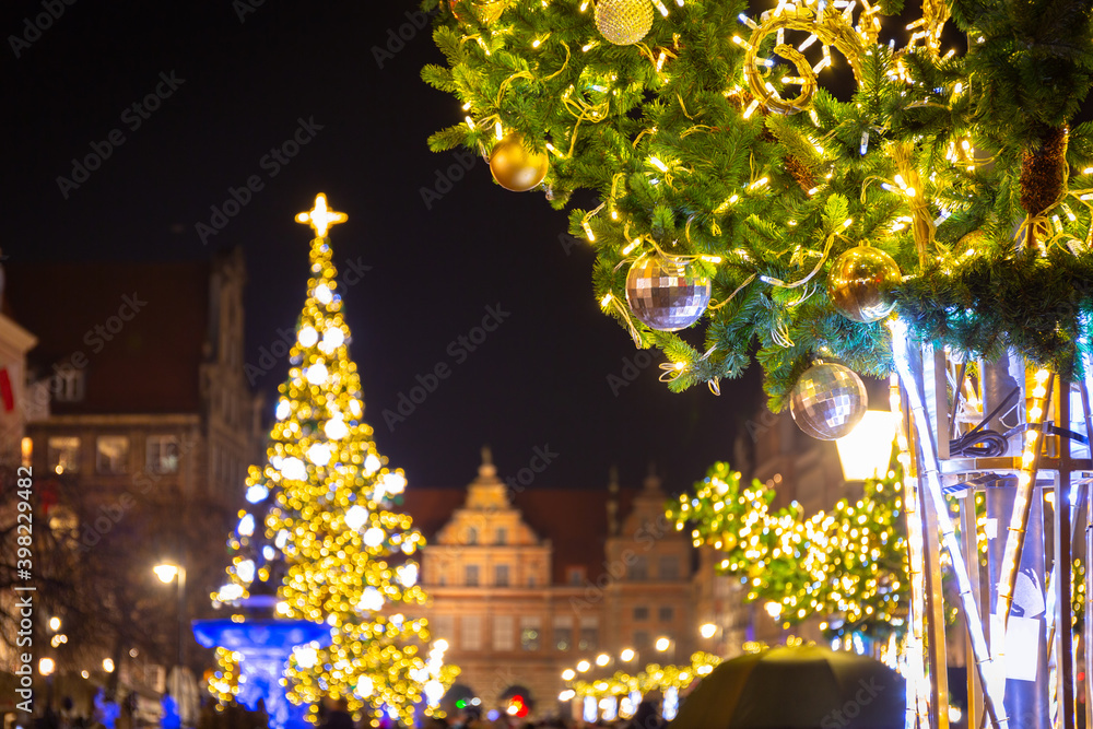 波兰格但斯克老城黄昏时的圣诞树和装饰品
