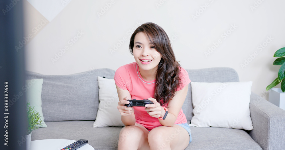 女人玩电子游戏
