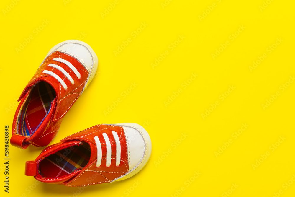 彩色背景的婴儿鞋