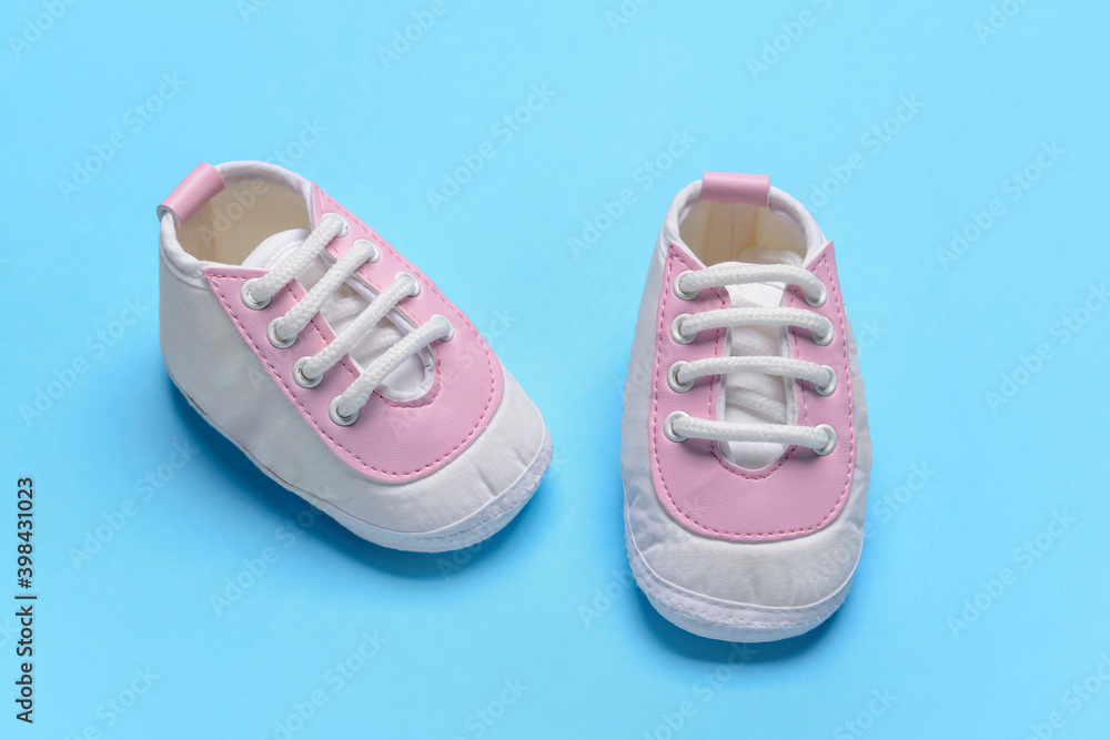 彩色背景婴儿鞋