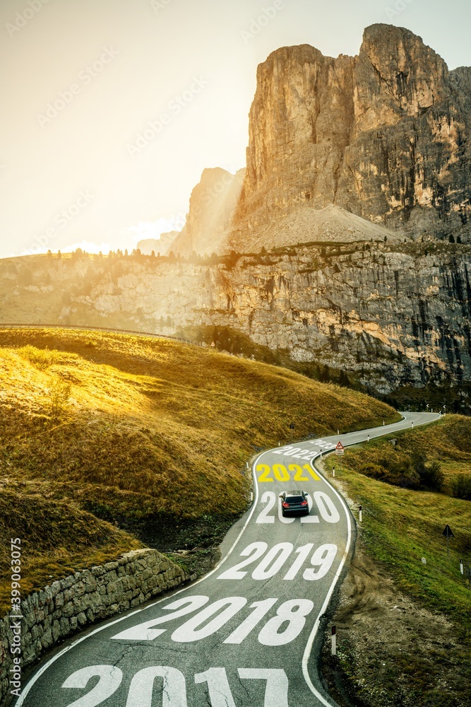 2021新年公路旅行旅行与未来愿景。以公路为先导的自然景观