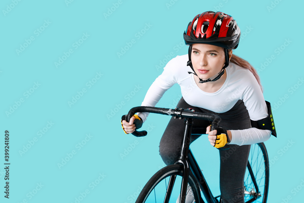 彩色背景下骑自行车的女自行车手