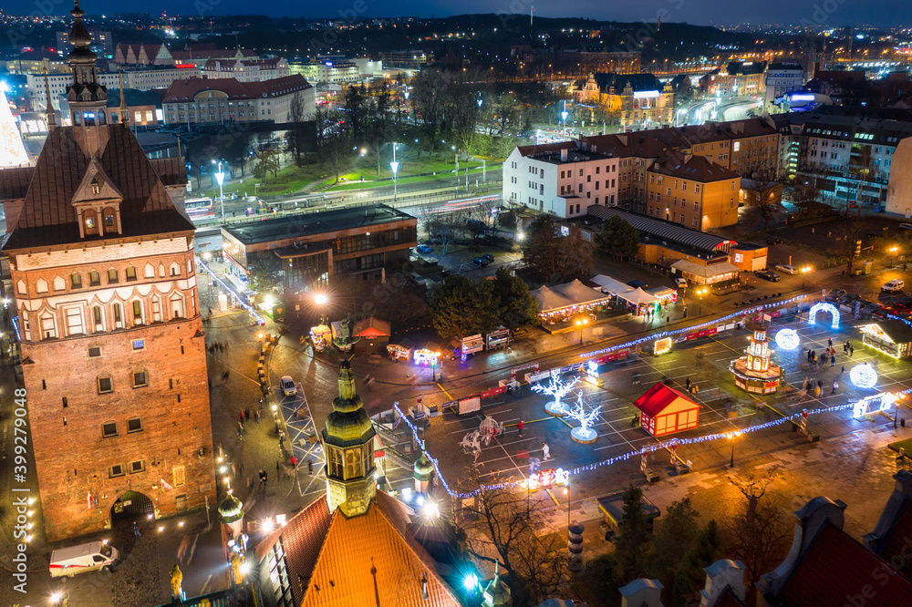 波兰格但斯克老城点亮的圣诞集市