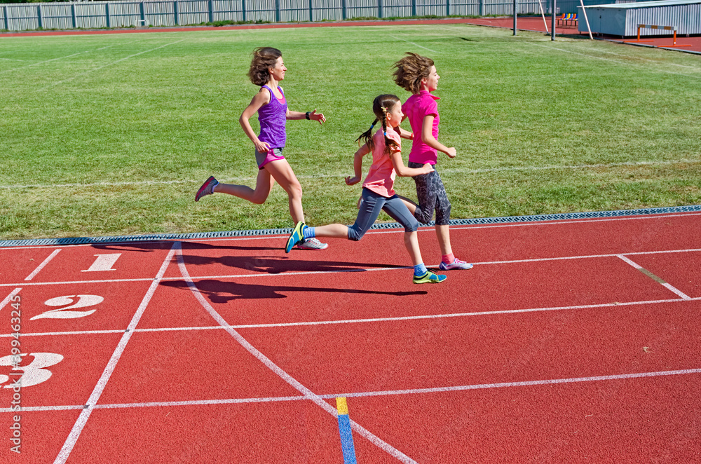 家庭健身、母亲和孩子在体育场跑道上跑步、训练和儿童运动健康生活