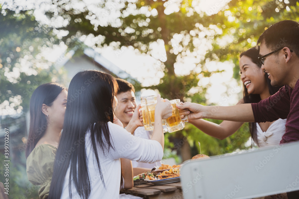 亚洲人的集体节日聚会在家吃晚饭喝啤酒