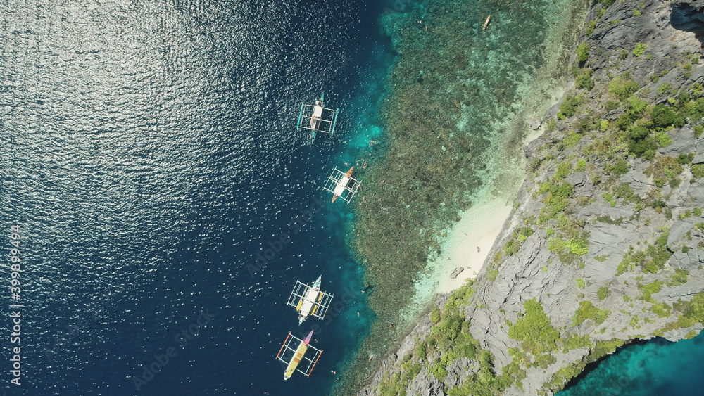 岩石海洋海岸鸟瞰传统船只的俯视图。阳光下船只的壮丽海景