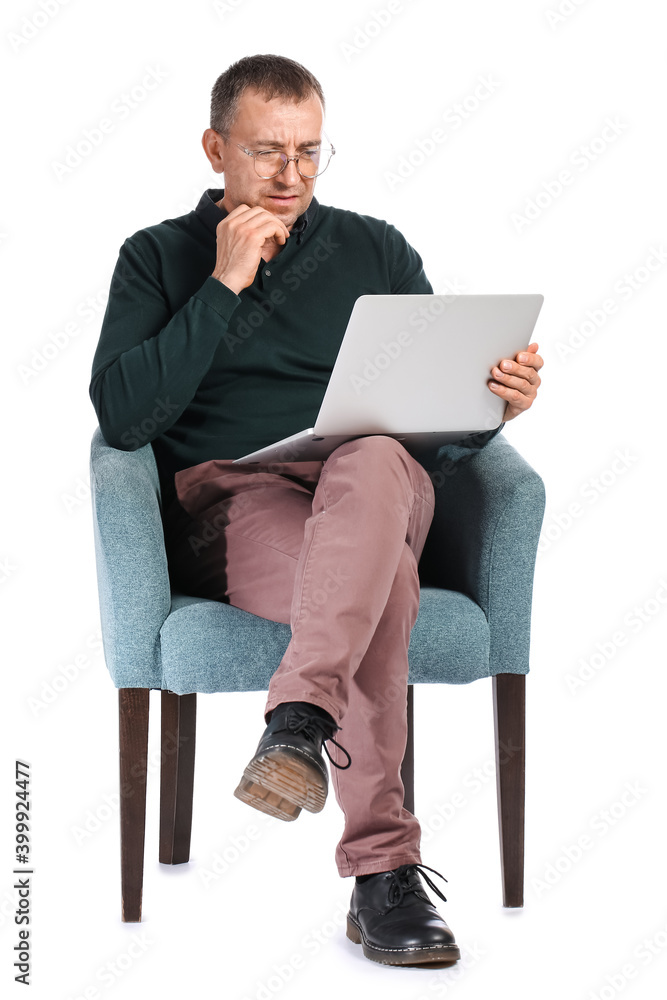 带笔记本电脑的男性心理学家坐在白底扶手椅上