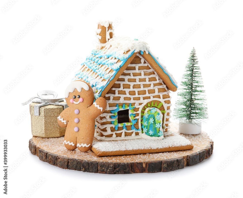 美丽的姜饼屋和白色背景的圣诞装饰