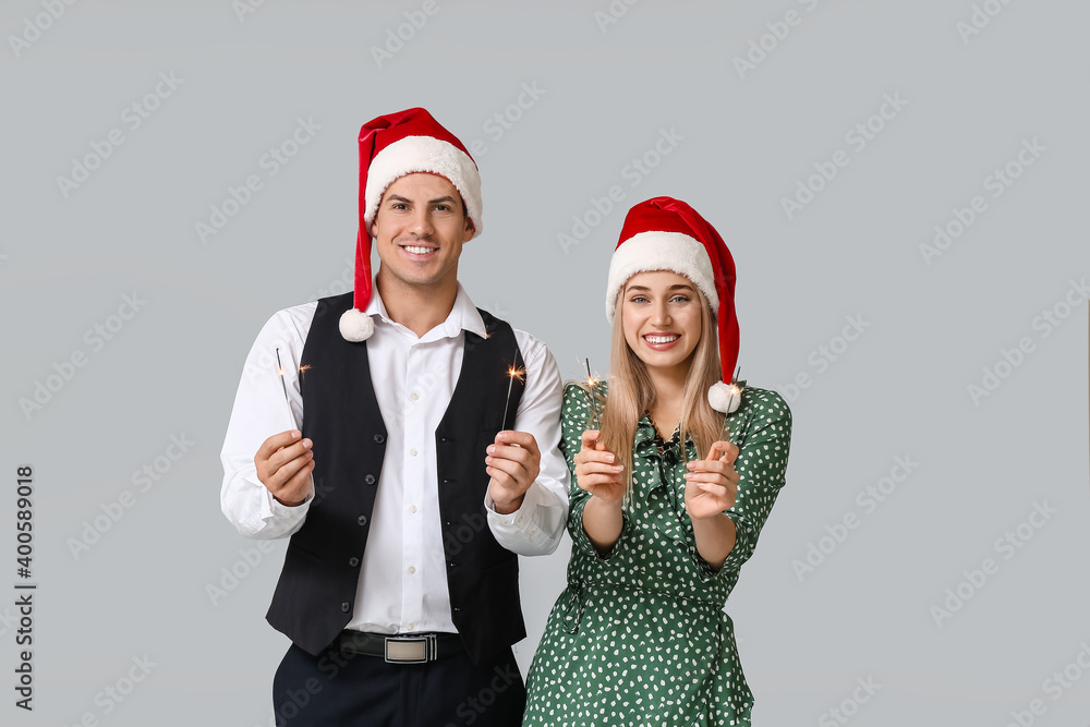 灰色背景圣诞亮片，幸福的年轻情侣
