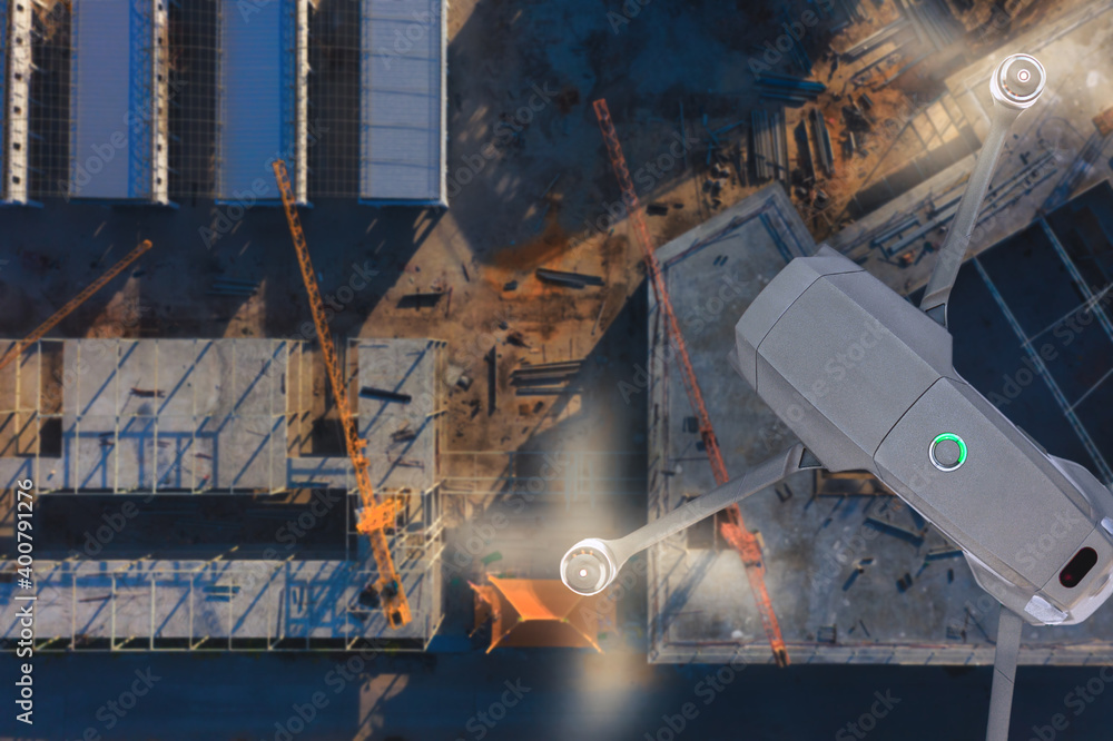 建筑工地上空无人机。视频监控或工业检查