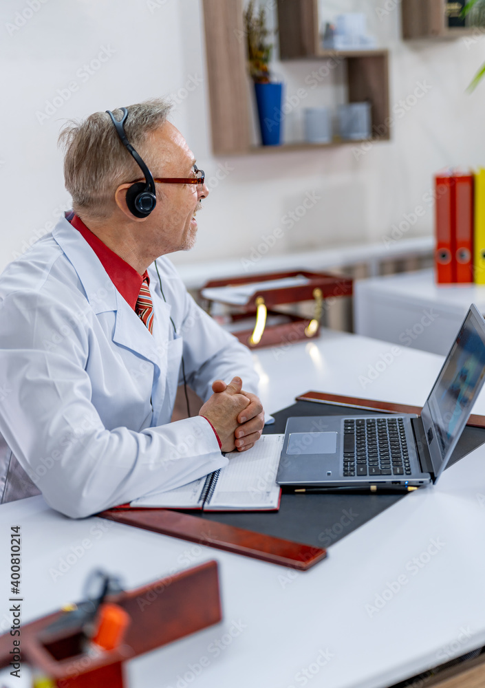 医生通过视频通话为患者提供远程会诊。医生分享有关冠状病毒的有用信息