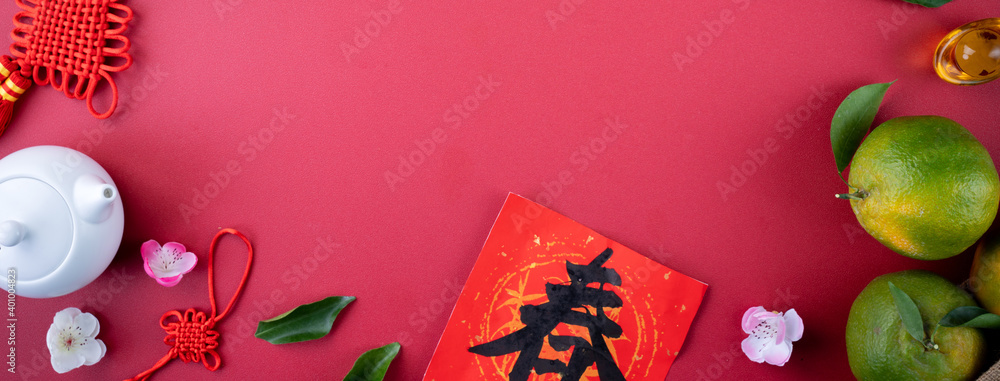 中国农历新年红色背景下的新鲜橘子的俯视图。