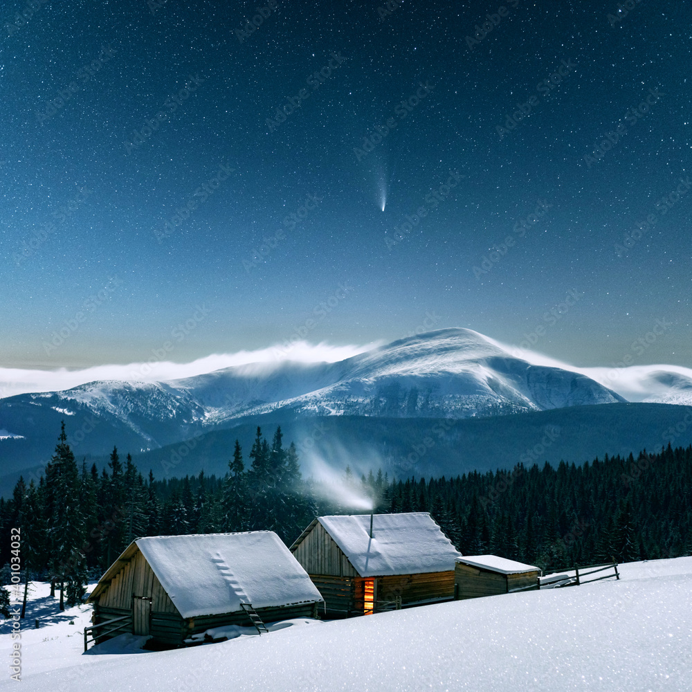 雪山木屋的奇妙冬季景观。银河和雪的星空