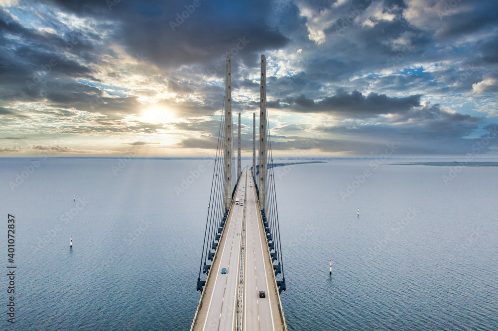 丹麦和瑞典之间的桥梁，Oresundsbron。多云风暴期间的桥梁鸟瞰图