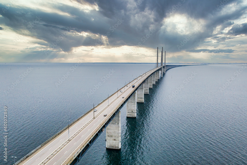 丹麦和瑞典之间的桥梁，Oresundsbron。多云风暴期间的桥梁鸟瞰图