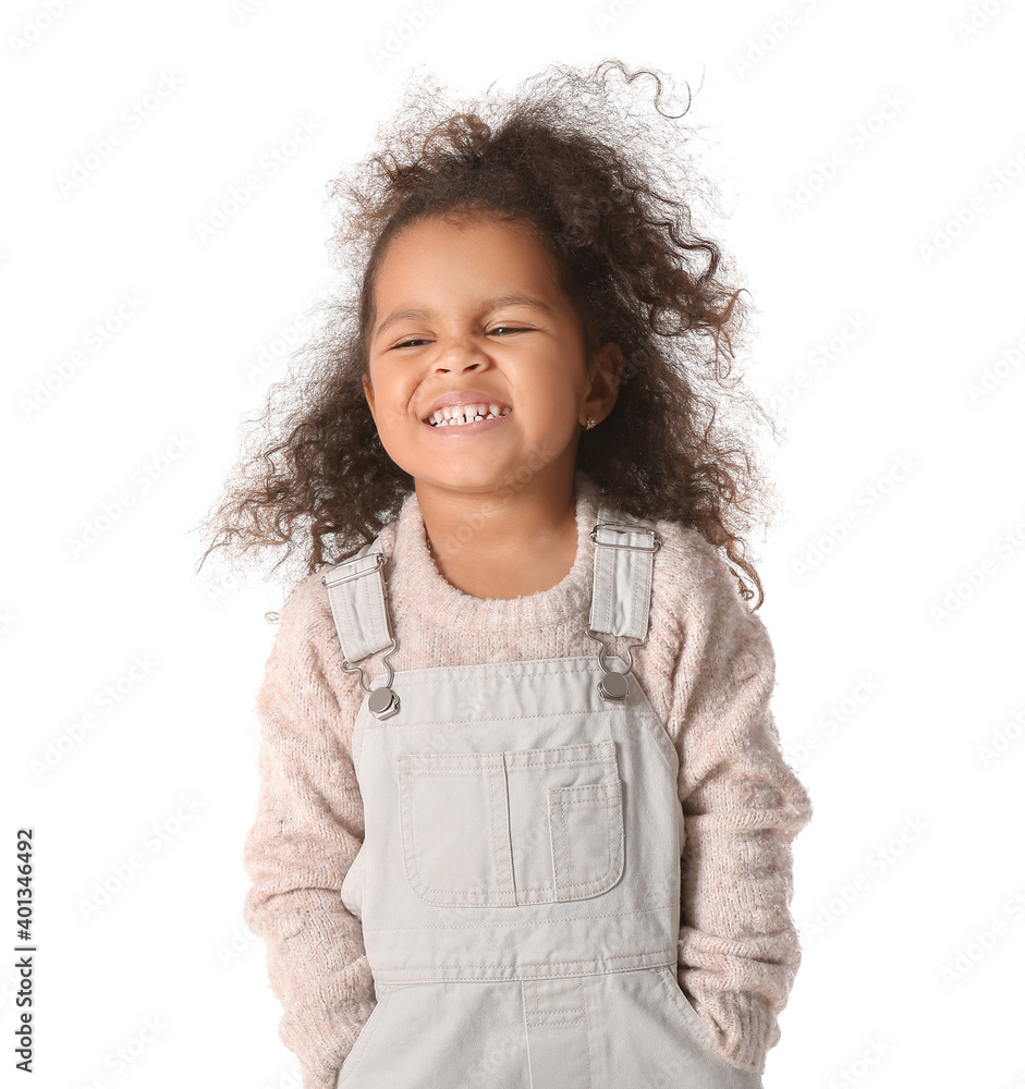 白人背景下快乐的非裔美国女婴