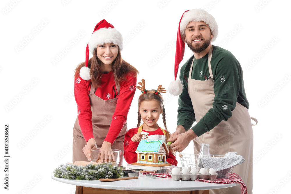 幸福的家庭在白色背景下制作姜饼屋。圣诞节庆祝活动
