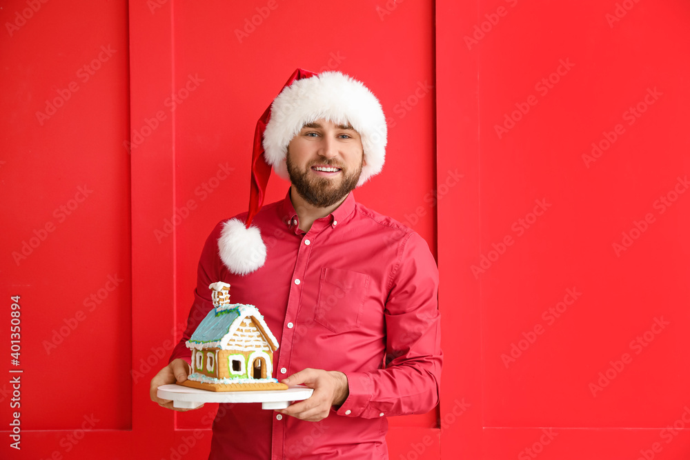 快乐的年轻人，背景是姜饼屋。圣诞庆祝