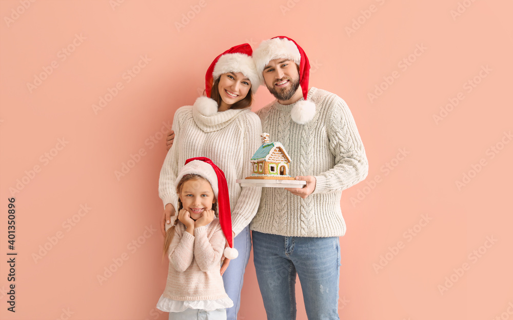 彩色背景姜饼屋的幸福家庭。圣诞节庆祝活动