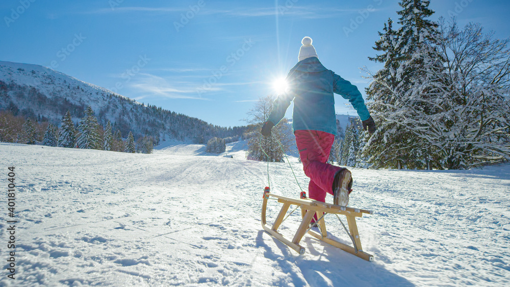 复制空间：精力充沛的女游客正在克兰伊斯卡戈拉玩雪橇。