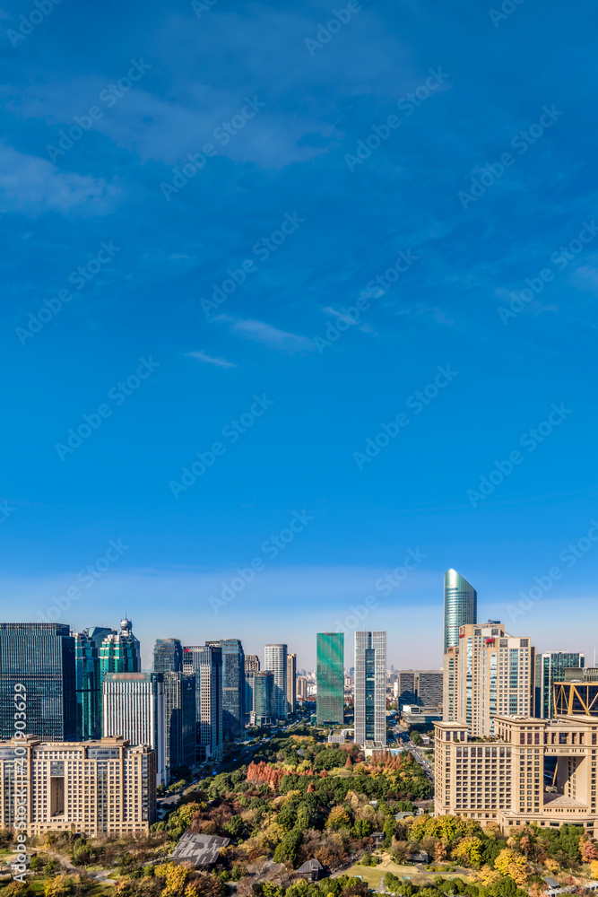航拍中国杭州现代城市建筑景观的天际线。