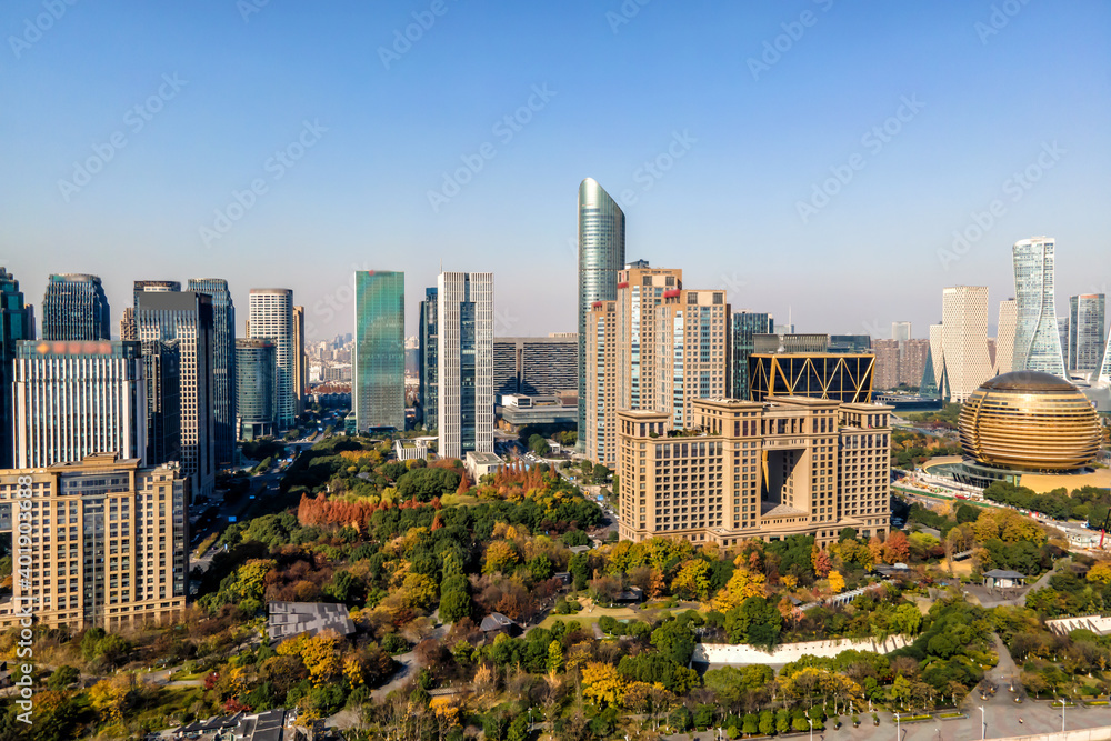 航拍中国杭州现代城市建筑景观的天际线。