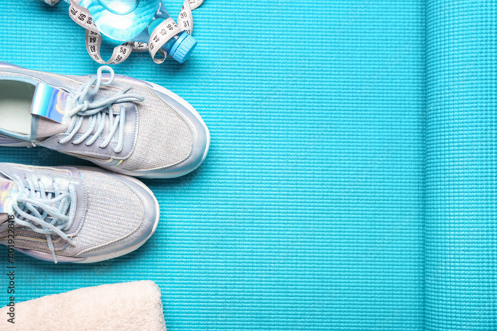 运动鞋、水瓶和瑜伽垫上的卷尺