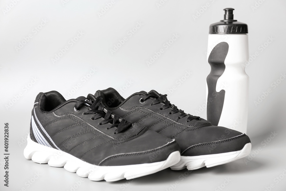 白底运动鞋和一瓶水