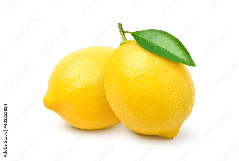 两种天然柠檬水果，在白色背景上分离出绿叶。