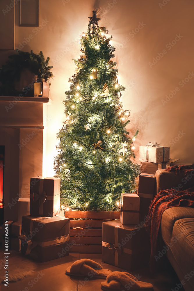 客厅内部，夜晚有美丽的圣诞树