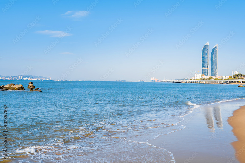 中国福建厦门双子塔和白城海滩的清晨景色
