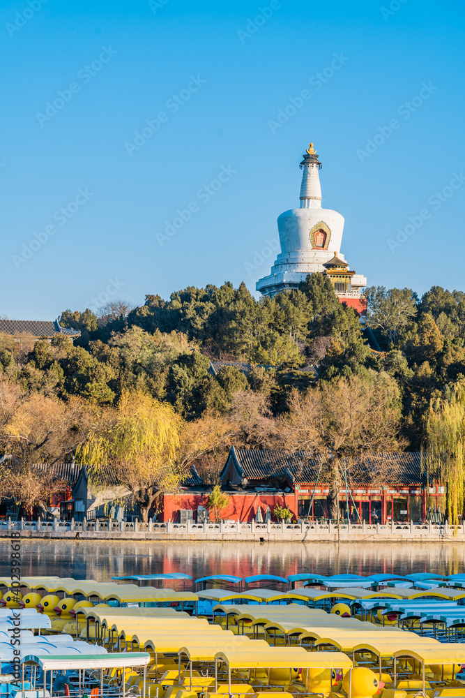 中国北京北海公园白塔和游轮