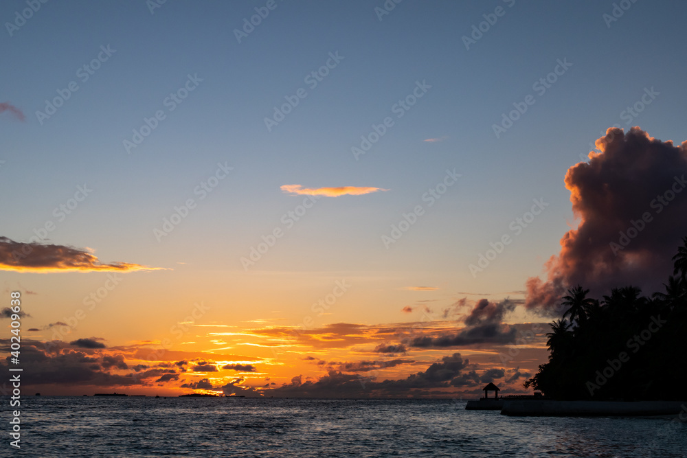 马尔代夫维拉门德霍岛上印度洋上戏剧性的日落，积雨云