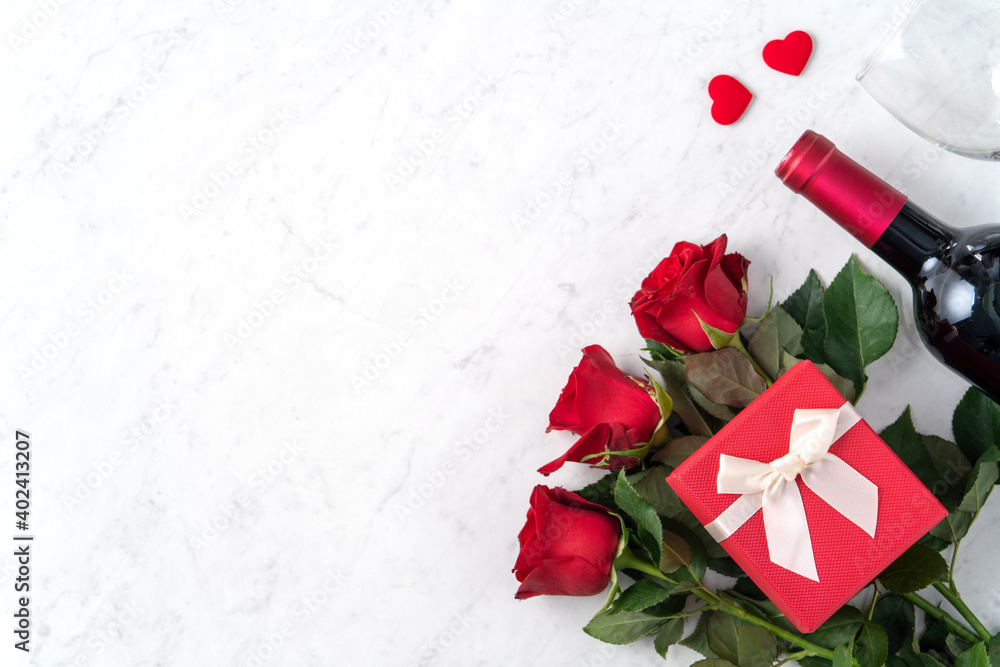 玫瑰与葡萄酒的情人节礼物俯视图，节日大餐设计理念