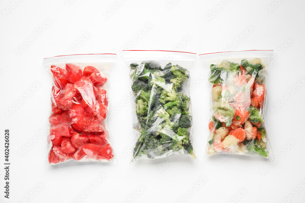 白色背景的冷冻蔬菜塑料袋