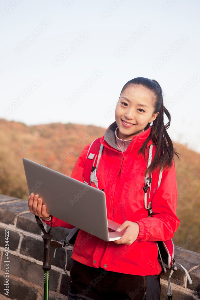 长城旅游中一个年轻的女人在电脑前