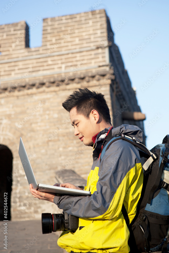 长城旅游中的一台年轻人电脑
