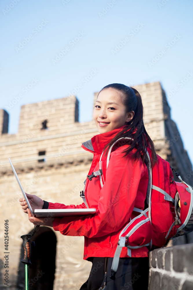 长城旅游中一名年轻女子在电脑前