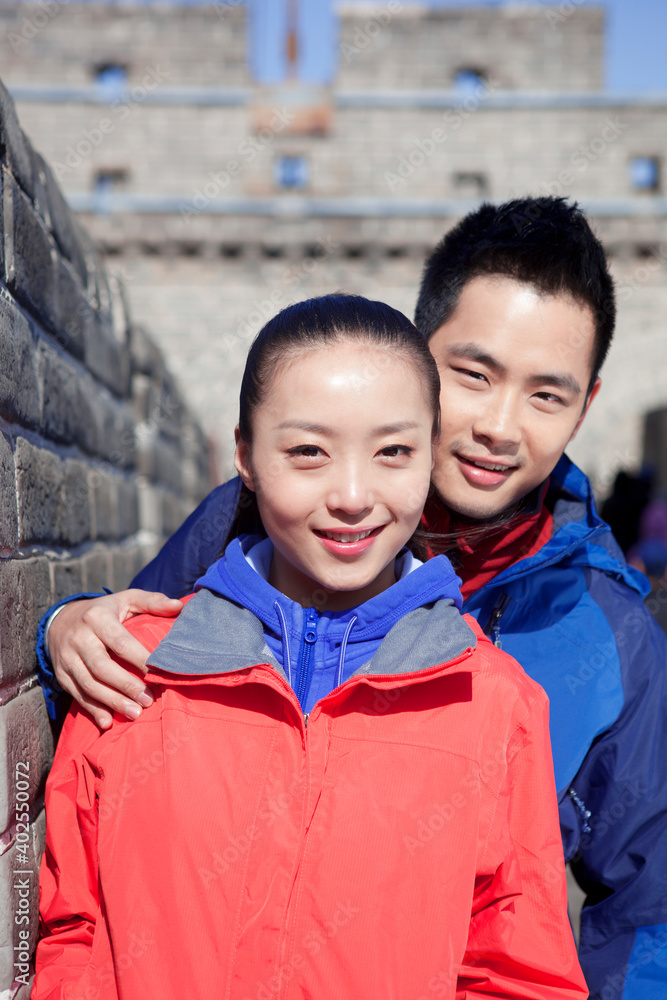 年轻夫妇在长城旅游拍照