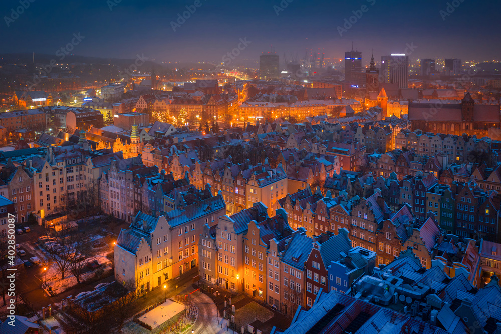 波兰格但斯克市冬季黎明时的老城鸟瞰图