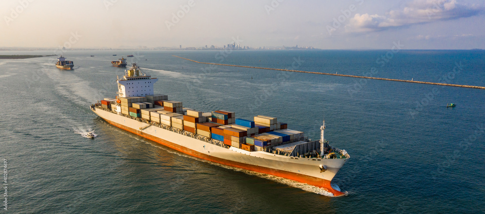海上集装箱船鸟瞰图，全球商业物流行业公司商业进口出口