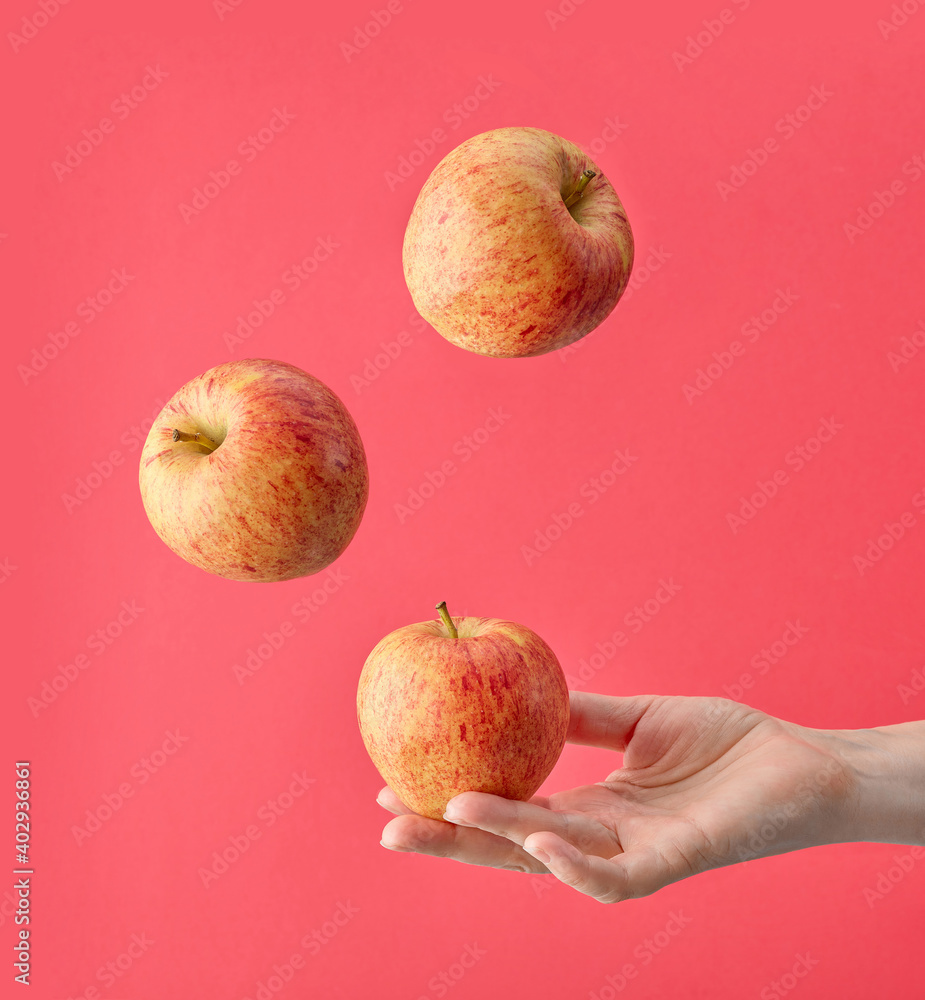 人手上的新鲜苹果