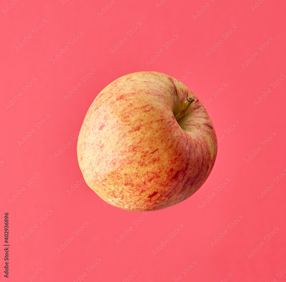 一个新鲜的生苹果