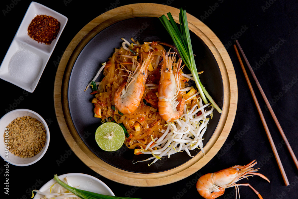 乌冬泰片配深色背景虾，俯视亚洲风格食物复制空间