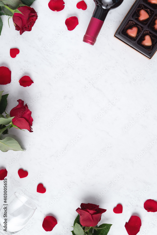 情人节巧克力配玫瑰和葡萄酒俯视图，节日礼物设计理念