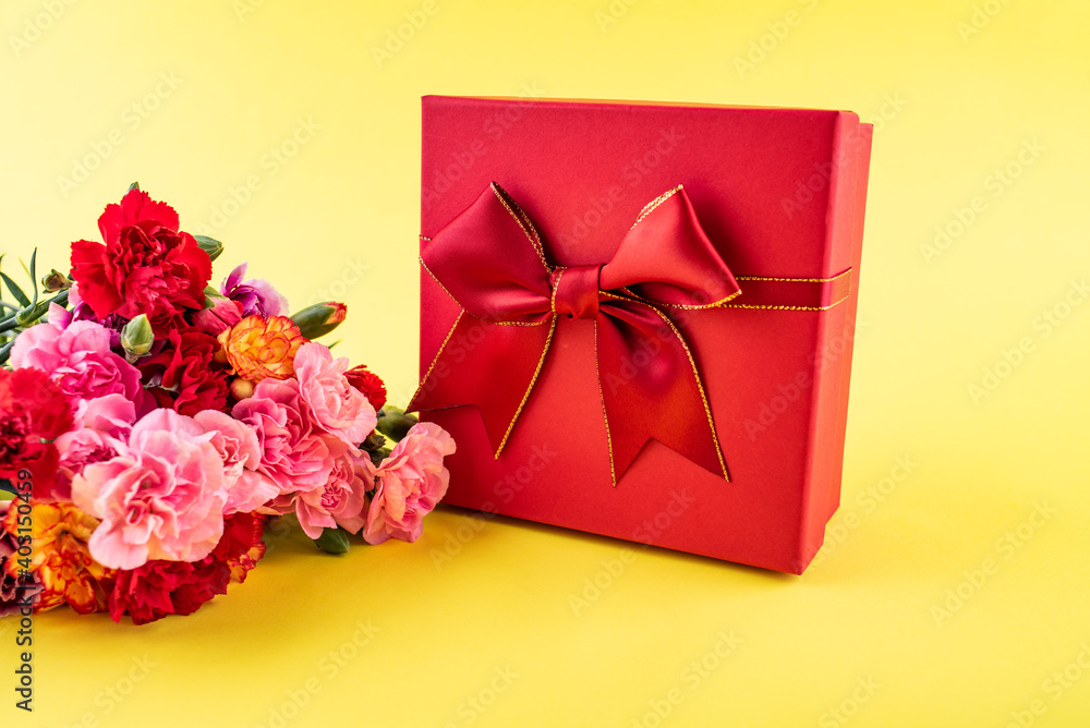 精美礼盒和康乃馨花