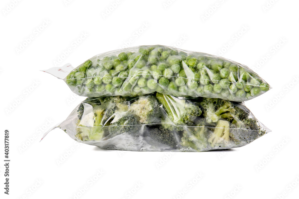 白色背景塑料袋中的冷冻西兰花和青豆