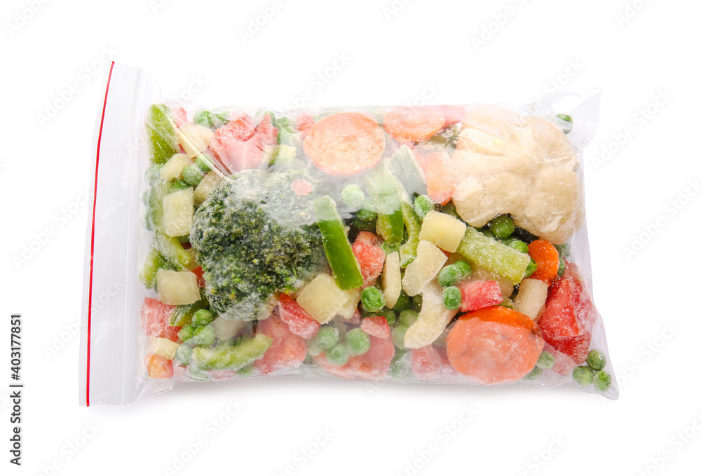 白色背景塑料袋中的冷冻蔬菜