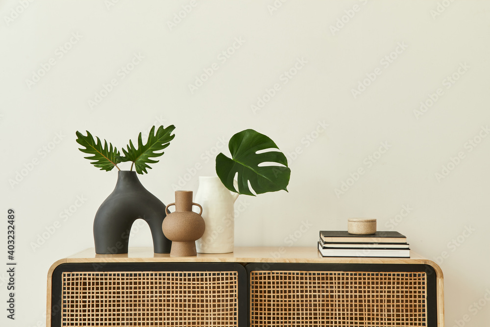 现代斯堪的纳维亚家居室内设计，木质马桶、花瓶中的热带树叶、书籍和透视图